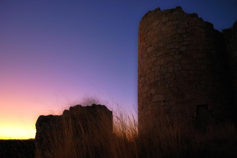 castillo en puesta de sol (jorge zeballos briones)