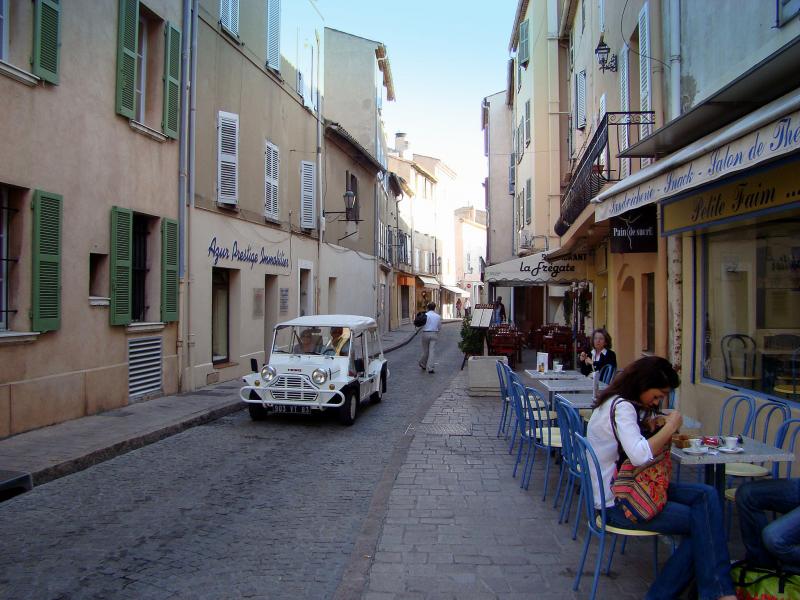 Una calle de Saint Tropez (Consuelo Oliveira)