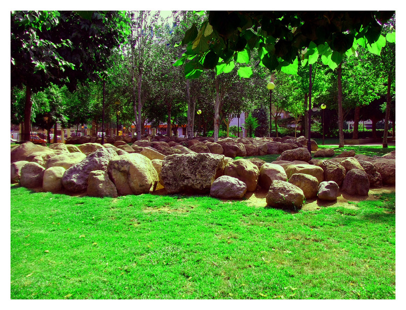 piedras en el parque (Julian Nuevalos Montes)