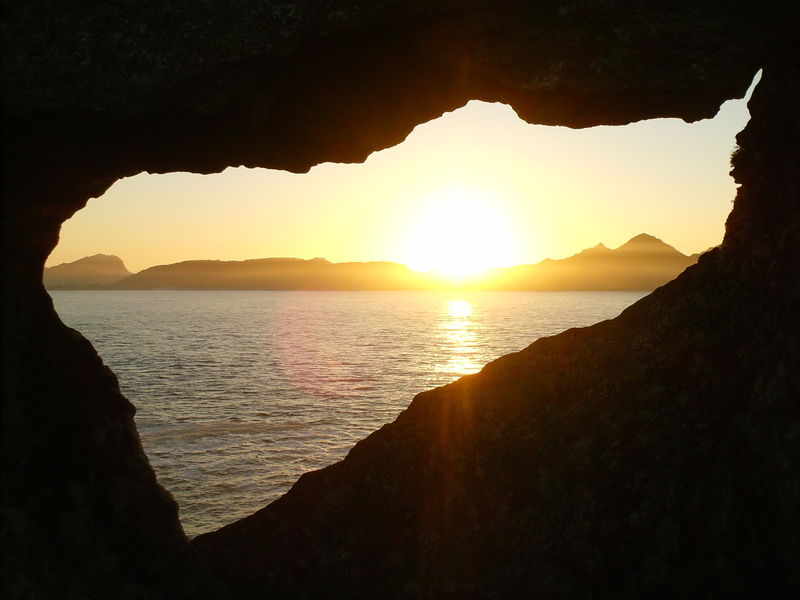 Solpor nas Cíes dende unha rocha furada en Cabo do Home (Abrahan Boiso Aparicio)