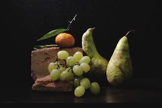 286- Peras, uvas y una mandarina.... (valorphoto.1)