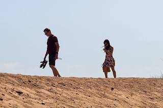 Couple Walking On The Sand Dunes (k009034)