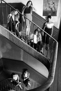Women retro en la Escalera del edifico de Conde de Romanones . Madrid @josemariaameise (carlgustavjung70)