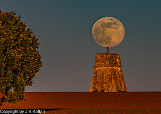 Cazando la Luna del Lobo,  Hunting the Wolf Moon (Jey Key Key)