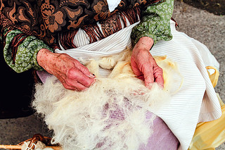 Una Abuela cardando lana (ibzsierra)
