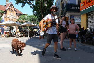 Hombre,guitarra,perro. (J.G.Sansano)