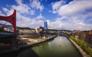 "Contrastes de Bilbao: El Guggenheim y el Puente de La Salve bajo un cielo vibrante" (Aventuphoto)