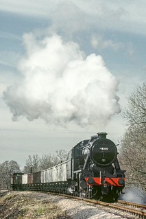 Ex-LMS Stanier 8F 2-8-0 no.48305 hauls a southbound rake of mineral wagons on the approach to Swithland Sidings on 12th March 1995 (Iand49 (Instagram @iand.49))