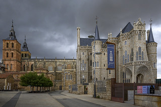 Catedral y Palacio de Gaudí en Astorga, con un regalo de luz. (Javi Diez Porras)