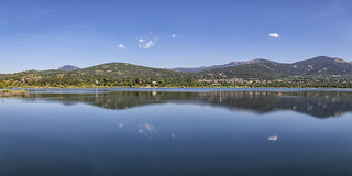 Panor&aacute;mica de Navacerrada al otro lado del embalse (lebeauserge.es)