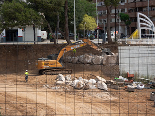Reforzando el talud con piedras. (J.G.Sansano)