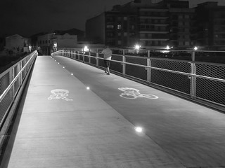 Iluminaci&oacute;n de la nueva pasarela. (J.G.Sansano)