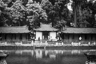 Symmetry in Văn Miếu &ndash; Quốc Tử Gi&aacute;m (marc.barrot)