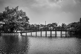 Tourists on the Th&ecirc; H&uacute;c Bridge (marc.barrot)
