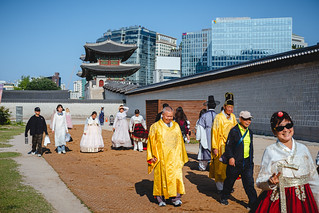 With the Gyeongbokgung Crowd (marc.barrot)