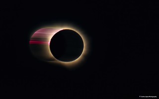 Estela luminosa de llamaradas solares durante la totalidad del Eclipse.  Una ligera vibraci&oacute;n de la c&aacute;mara cre&oacute; este efecto visual al capturar la foto (carlosk75LM)