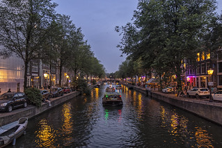 Anochece desde el canal Oudezijds (lebeauserge.es)