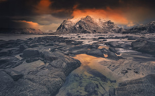 Rocky shore of Uttakleiv beach the sunset (yan08865)