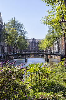 Desde el puente Lommertbrug con la universidad Van Amsterdam al fondo (lebeauserge.es)