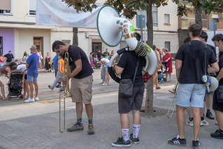 Cargando con la m&uacute;sica. (J.G.Sansano)