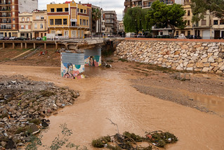 La lluvia frena la demolici&oacute;n. (J.G.Sansano)