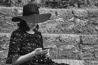 Mujer con sombrero (Egg2704)