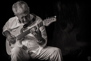 En tu mano volaba la guitarra (Egg2704)