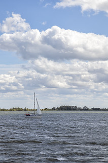 Un velero en la bah&iacute;a de Bah&iacute;a de Gouwzee (lebeauserge.es)