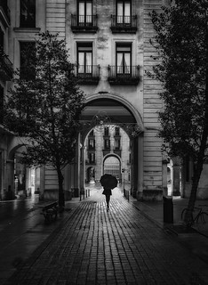 Paseo bajo la lluvia en la ciudad (Aventuphoto)
