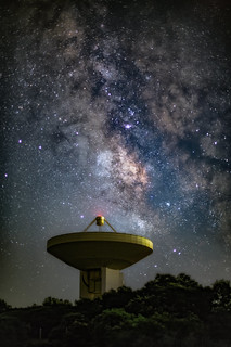 Radiotelescopio y v&iacute;a lactea (Enrique Barrera Dominguez)
