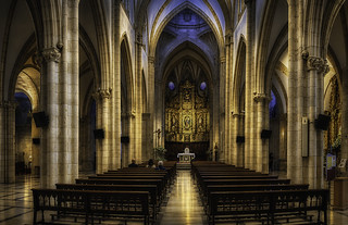 Nave g&oacute;tica hacia el altar dorado (Aventuphoto)