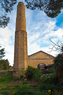 Chimenea de las intalaciones mineras de plata y plomo abandonadas " S&acute;argentera" (ibzsierra)