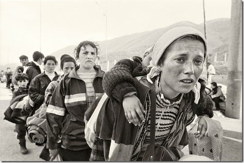 Gervasio Sánchez. Mujeres en paso fronterizo. Kosovo. Abril 1999.