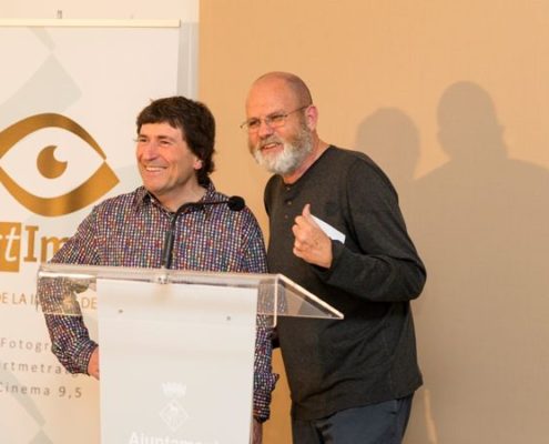 El fotógrafo Jesús Coll, acompañado del comisario de la exposición, Quim Botey
