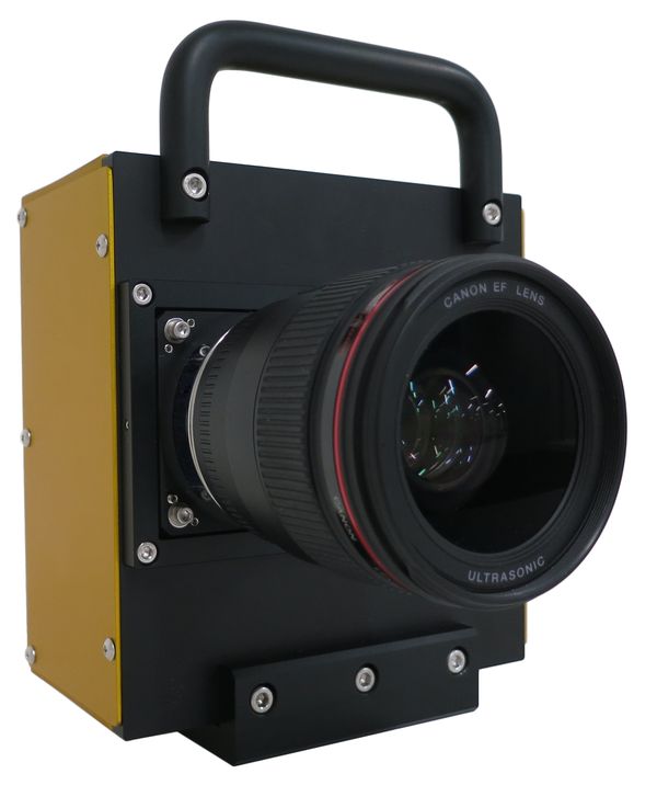 Prototipo de cámara equipada con el nuevo sensor CMOS (con un objetivo EF 35mm f/1.4 USM)