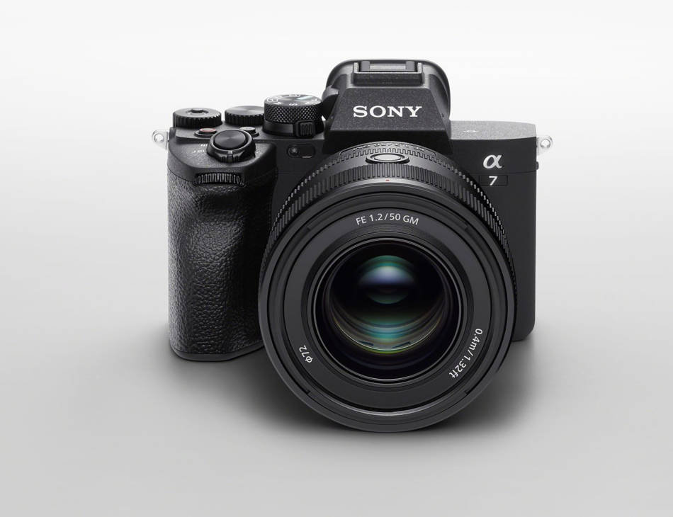 Sony ALPHA 7 IV, con objetivo