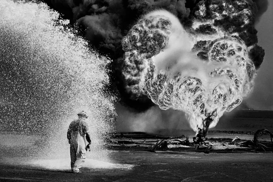 Kuwait, 1991. © Sebastião Salgado